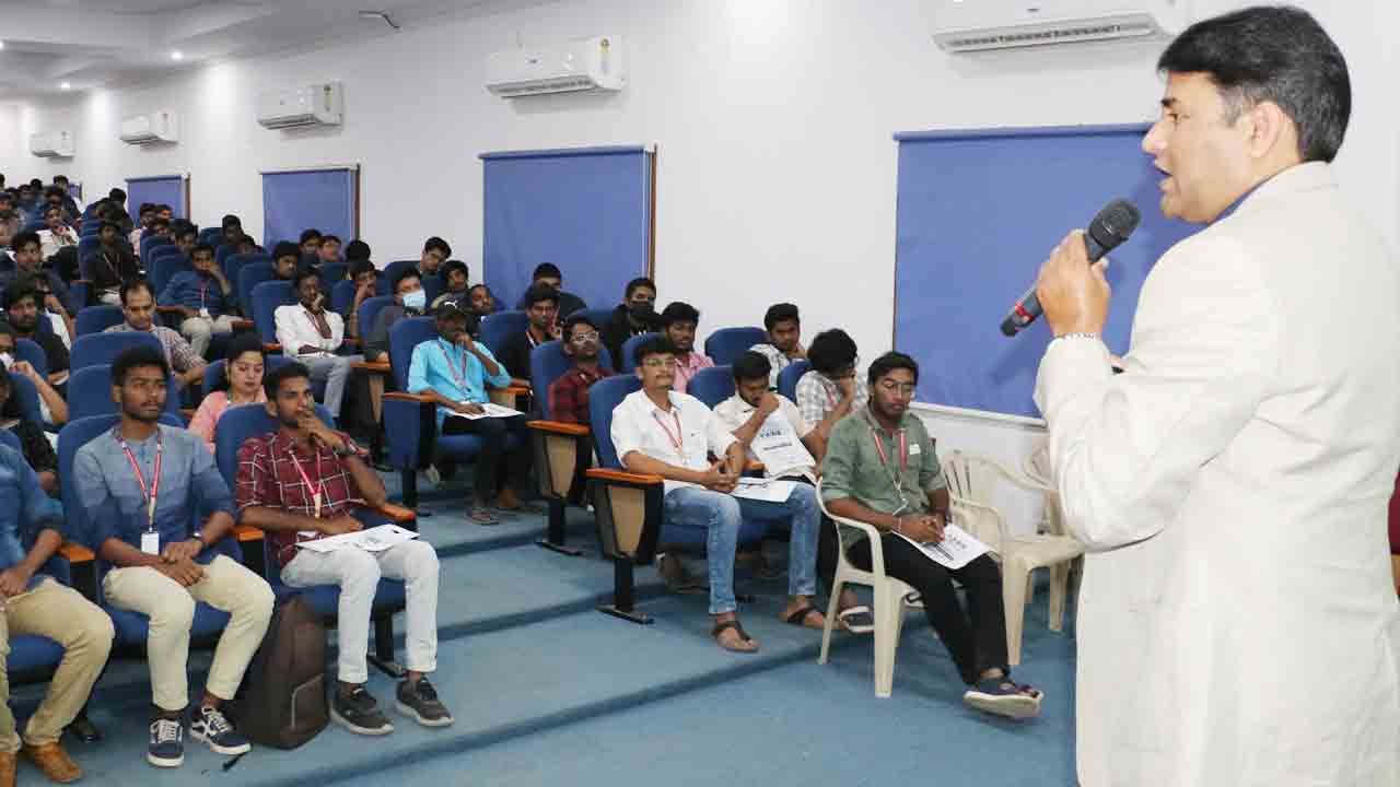 విదేశీ విద్యకు సరైన గైడెన్స్‌ అవసరం