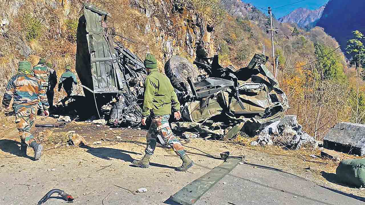 రోడ్డు ప్రమాదంలో 16 మంది జవాన్ల దుర్మరణం