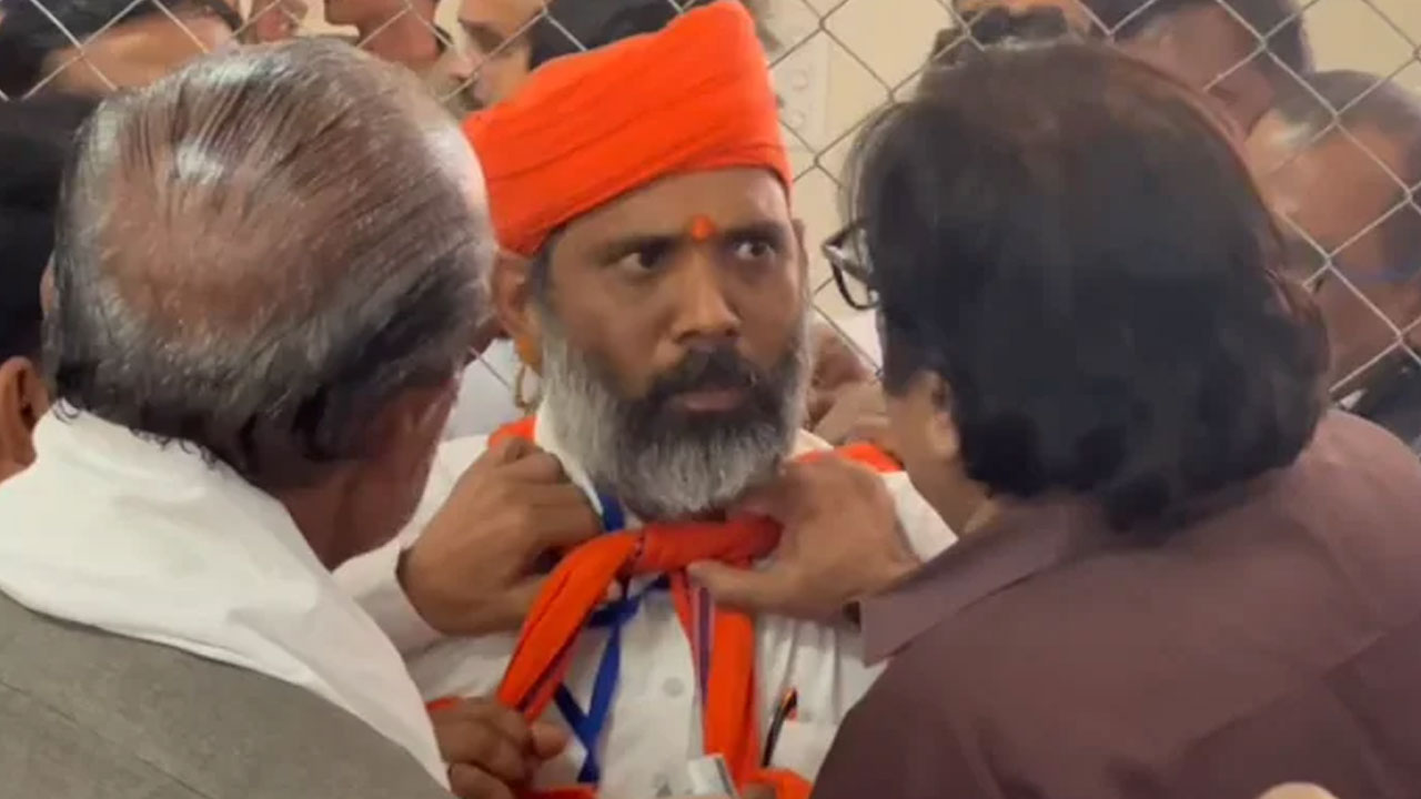 గుజ‌రాత్ పోరు | ఈవీఎంలపై కాంగ్రెస్ అభ్య‌ర్ధి అభ్యంత‌రం : పోలింగ్ కేంద్రం వ‌ద్ద నిర‌స‌న‌