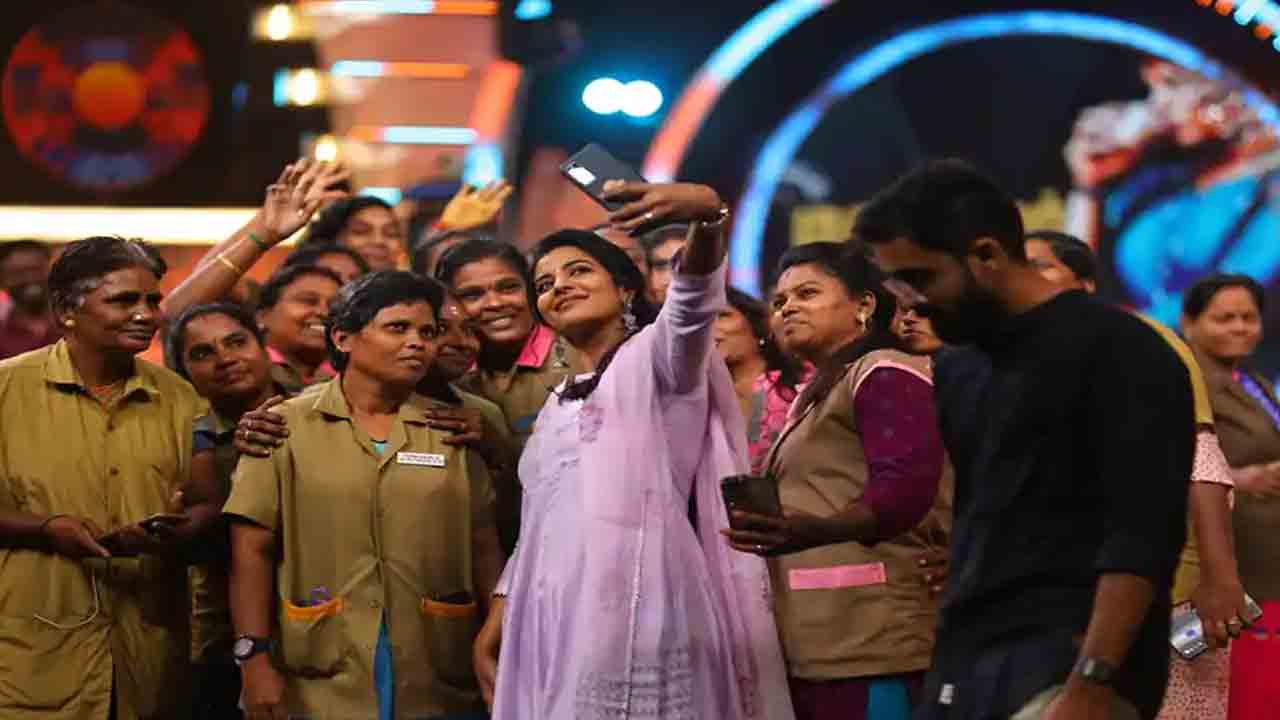 Aishwarya Rajesh | మహిళ ఆటో డ్రైవర్‌కు ఐశ్వర్య రాజేష్‌ సర్‌ప్రైజ్‌ గిఫ్ట్‌  .. ప్రశంసిస్తున్న నెటీజన్‌లు..!