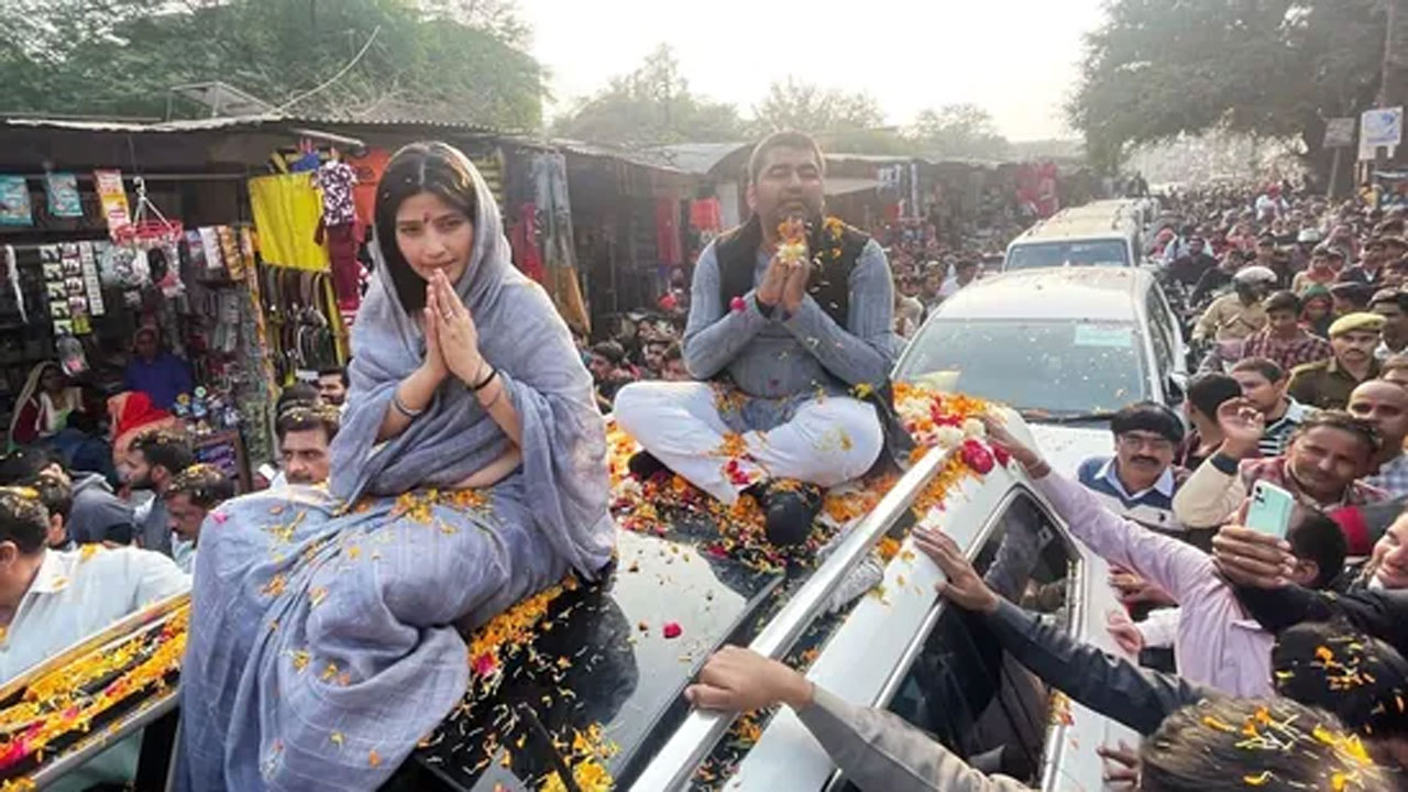 లోక్‌స‌భ బైపోల్స్‌.. లీడింగ్‌లో అఖిలేశ్ యాద‌వ్ భార్య