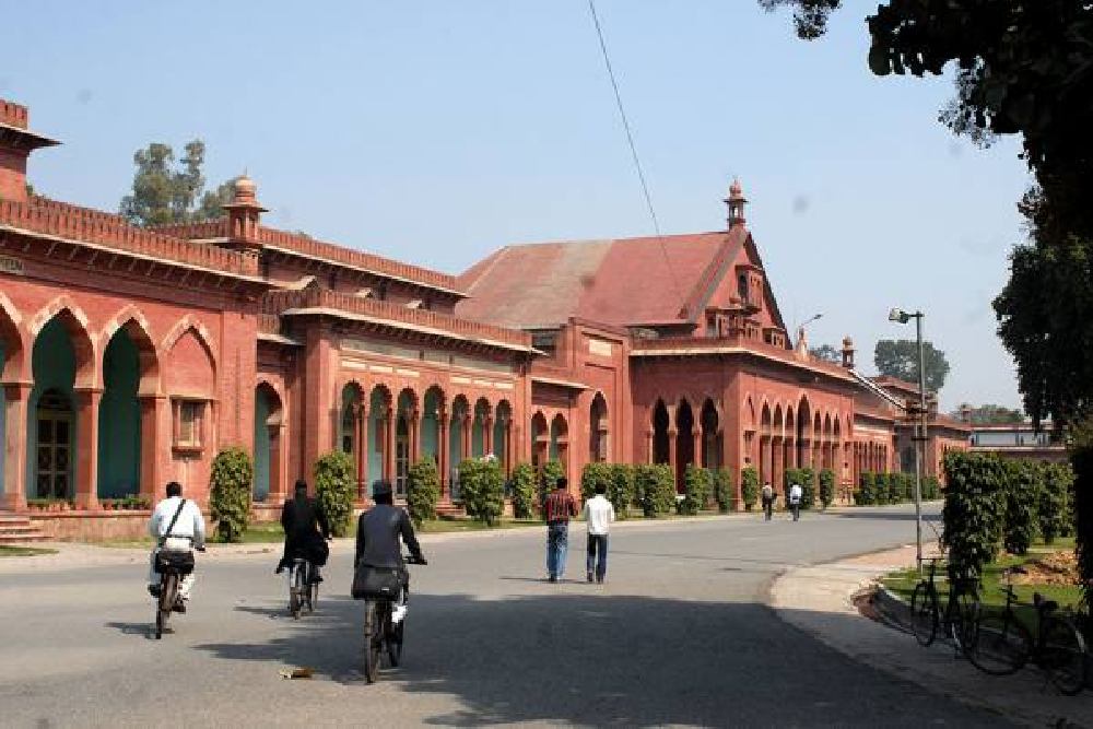 Aligarh Muslim University | వేత‌నం కోసం ధ‌ర్నాకు దిగిన 1,600 మంది సిబ్బంది