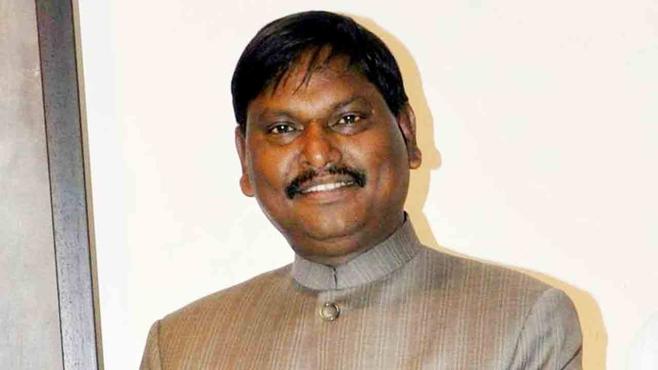 తెలంగాణ‌లో గిరిజ‌న రిజ‌ర్వేష‌న్ల పెంపుపై కేంద్రం అడ్డ‌గింత‌