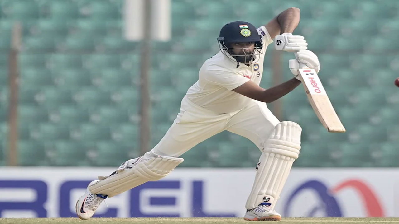 ఇండియా 404 ఆలౌట్‌.. తొలి బంతికే వికెట్ తీసిన సిరాజ్‌