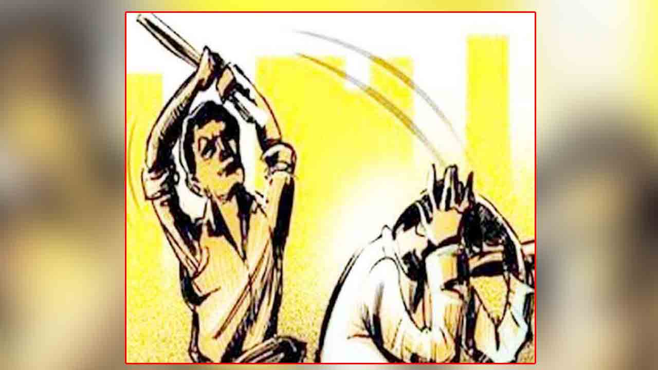 ప్రేమోన్మాది దాడిలో ముగ్గురికి గాయాలు.. బ్లేడ్‌తో గొంతు కోసుకున్న యువకుడు