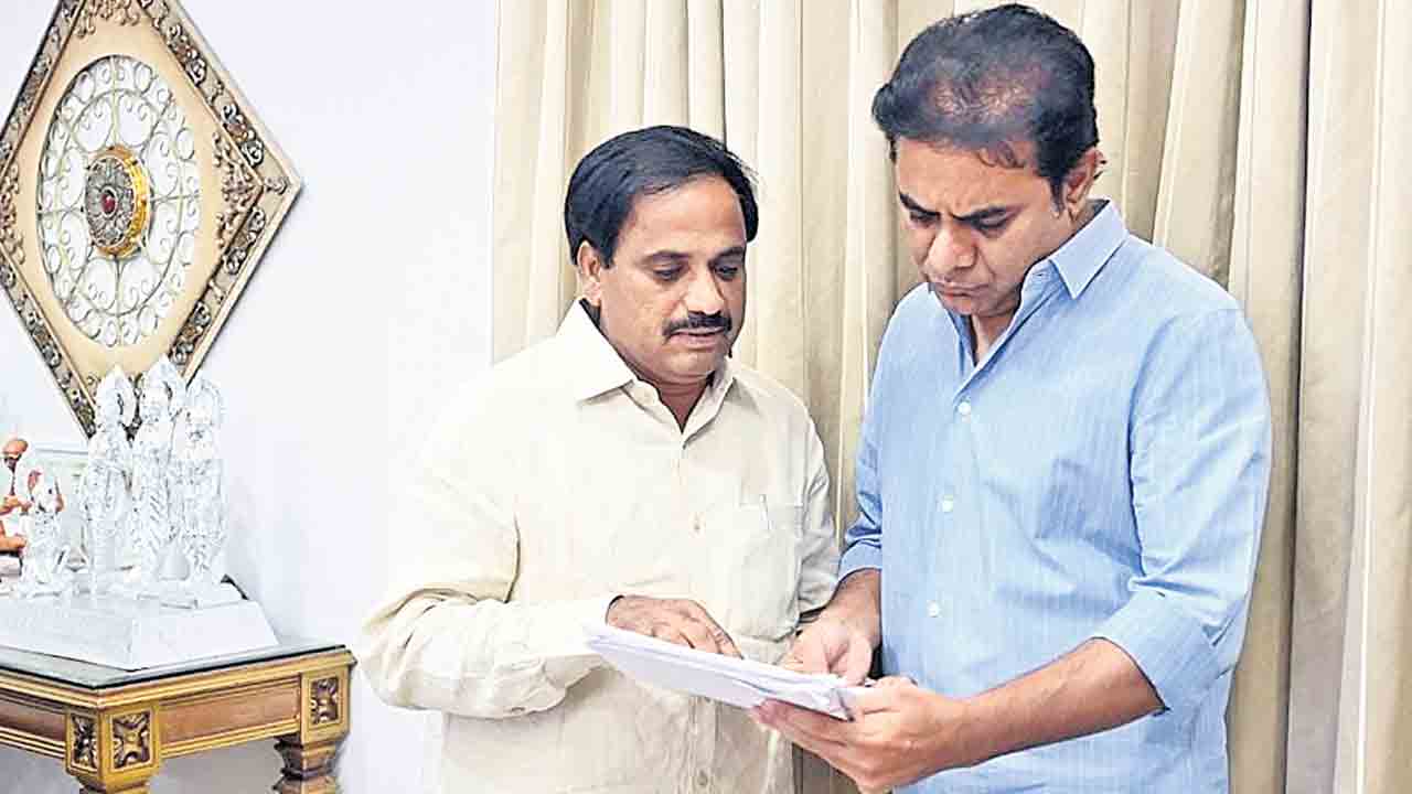 బీటీ రోడ్లకు నిధులు మంజూరు చేయాలి