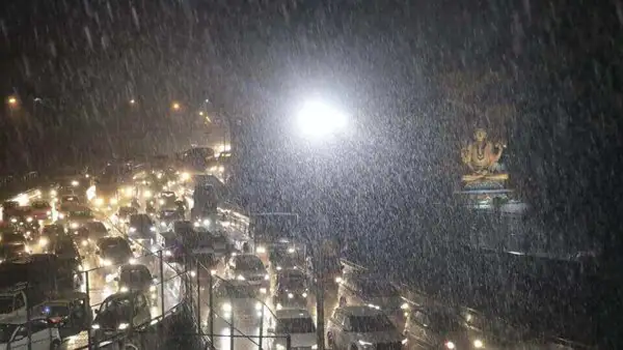 Mandous Cyclone | మాండూస్ తుఫాన్ ఎఫెక్ట్.. బెంగ‌ళూరుకు ఎల్లో అల‌ర్ట్