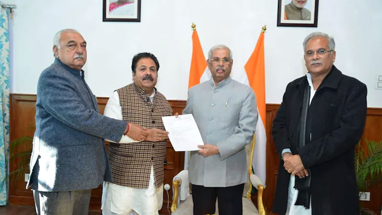 హిమాచ‌ల్‌లో ప్ర‌భుత్వ ఏర్పాటుకు కాంగ్రెస్ స‌న్నాహాలు : గ‌వ‌ర్న‌ర్‌ను క‌లిసిన పార్టీ నేత‌లు