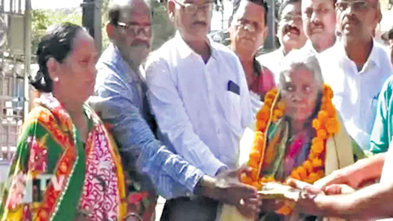 బిక్షాటన చేసి దేవుడికి రూ.లక్ష విరాళం