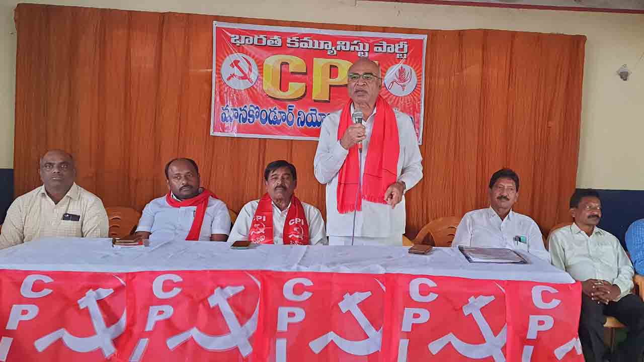 కార్మిక హక్కులను కాలరాస్తున్న కేంద్రం