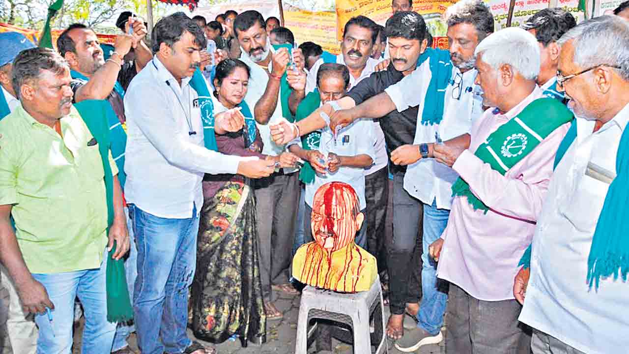 బొమ్మై బొమ్మకు రైతుల రక్తాభిషేకం!