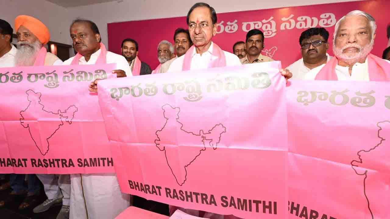 ఢిల్లీ ఎర్ర‌కోట‌పై ఎగిరేది గులాబీ జెండానే : సీఎం కేసీఆర్