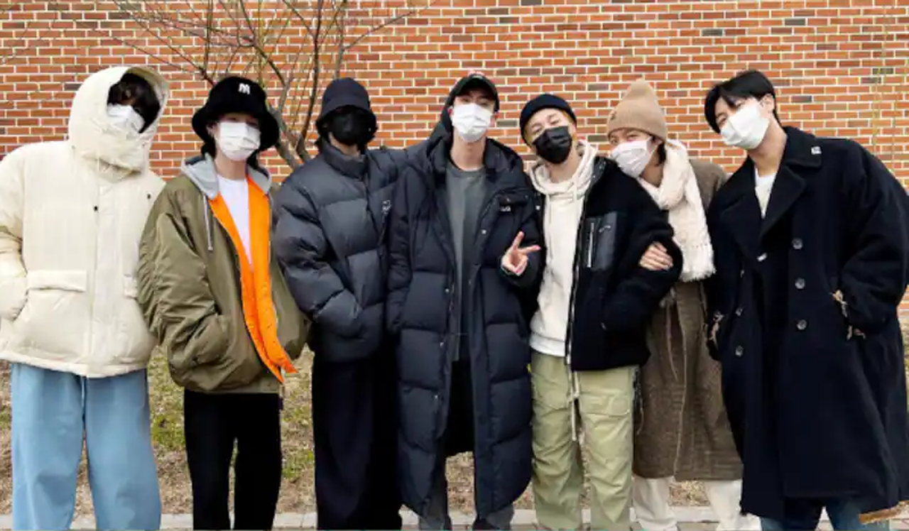 BTS | ఆర్మీలో చేరుతున్న‌ బీటీఎస్ స‌భ్యుడు.. వీడ్కోలు ప‌లికి సెల్ఫీ దిగిన టీమ్‌