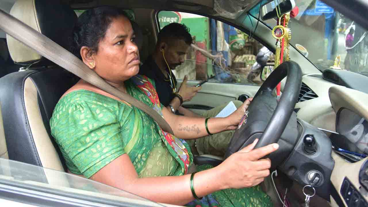మహానగరంలో.. మహిళా డ్రైవర్‌