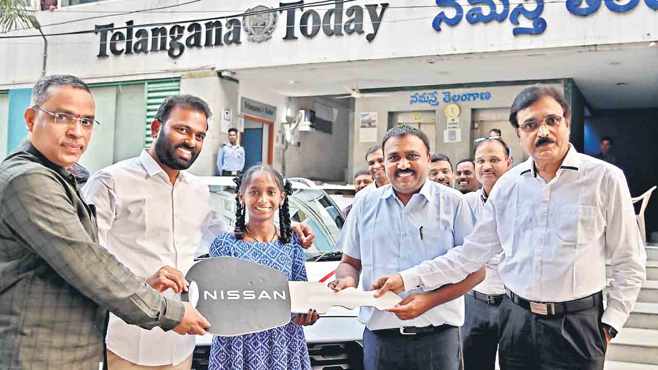 లక్కీ డ్రా విజేతకు కారు అందజేత