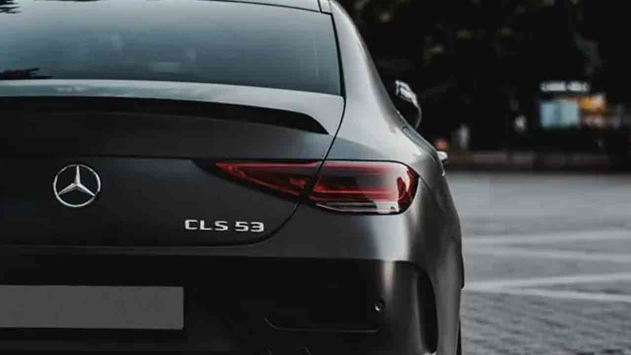 యూరిన్ కోసం ఆగిన‌ లాయ‌ర్.. క‌త్తితో బెదిరించి మెర్సిడెస్ కారు చోరీ