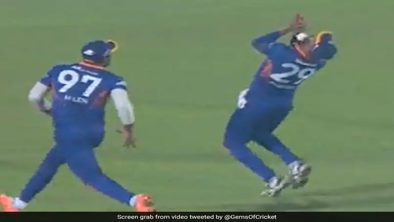 క్యాచ్ పట్టుకోబోయి.. 4 దంతాలు పోగొట్టుకున్న లంక క్రికెట‌ర్‌.. వీడియో