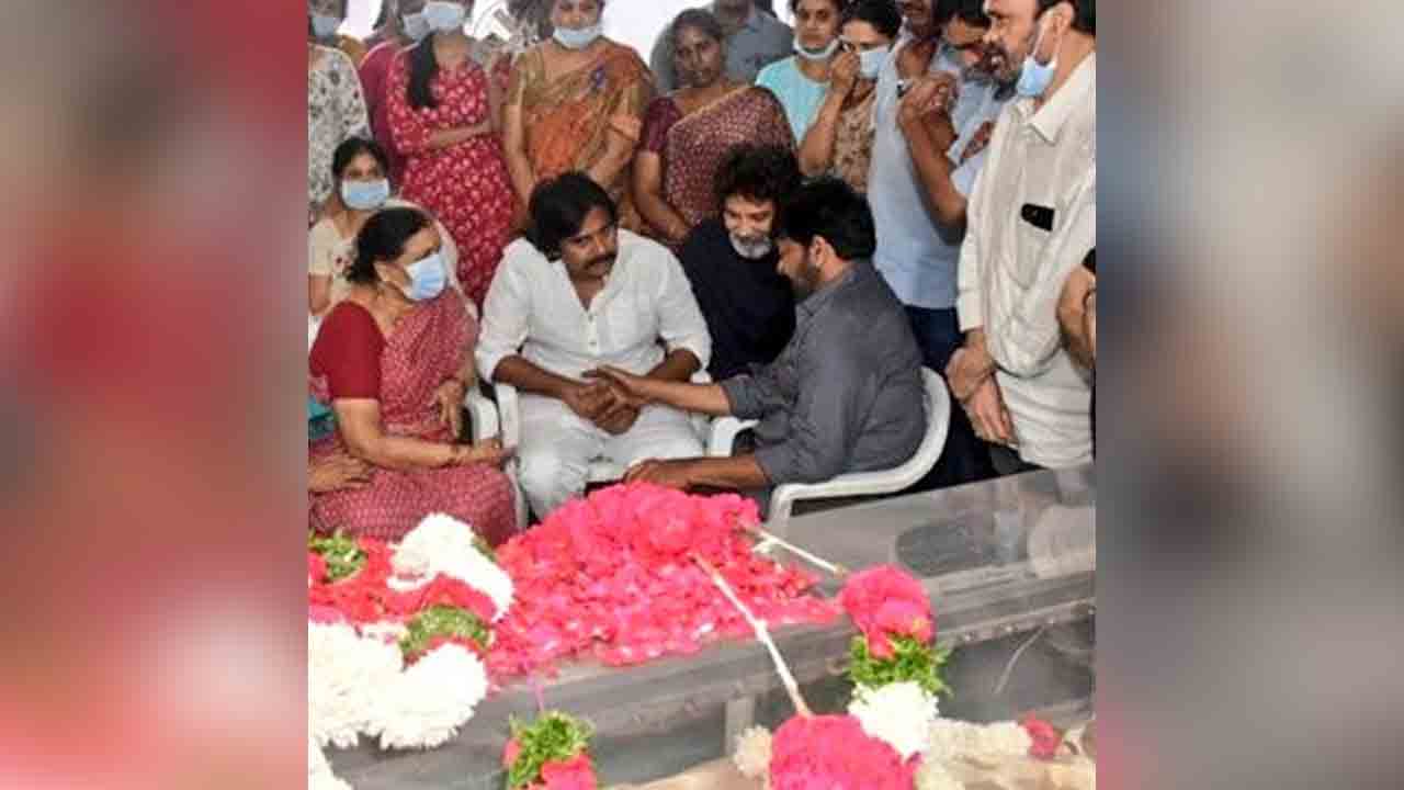 Kaikala Satyanarayana | కైకాల సత్యనారాయణ భౌతిక కాయానికి నివాళులర్పించిన చిరంజీవి, పవన్ కళ్యాణ్‌..!