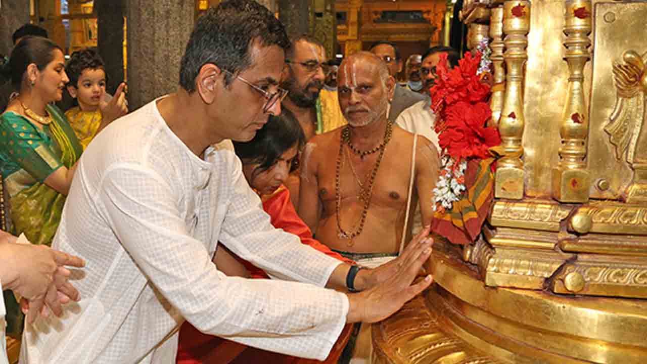 శ్రీ కల్యాణ వేంకటేశ్వర స్వామిని దర్శించుకున్న సీజేఐ దంపతులు