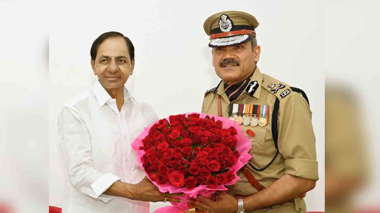 సీఎం కేసీఆర్‌ను క‌లిసిన డీజీపీ అంజ‌నీ కుమార్