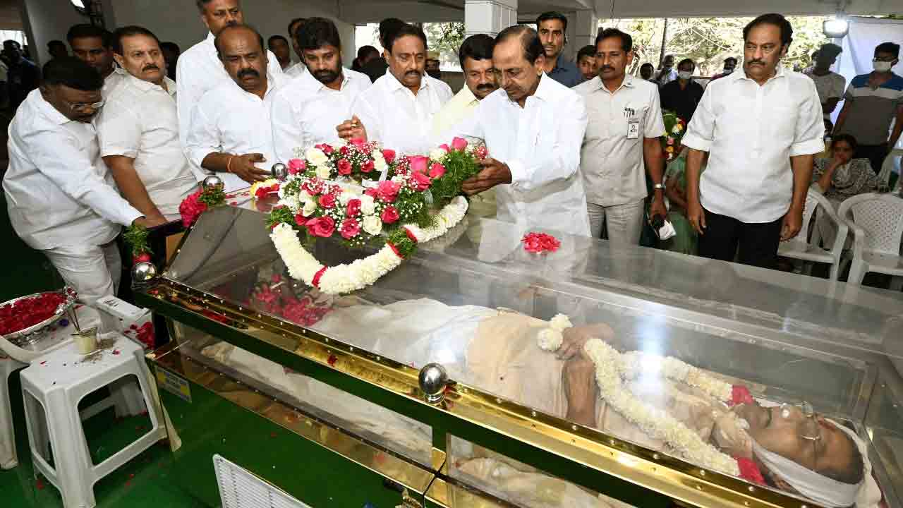 కైకాల పార్థివ‌దేహానికి సీఎం కేసీఆర్ నివాళి..