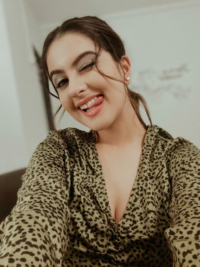 సెట్‌లో ఉరివేసుకుని యువ నటి ఆత్మహత్య