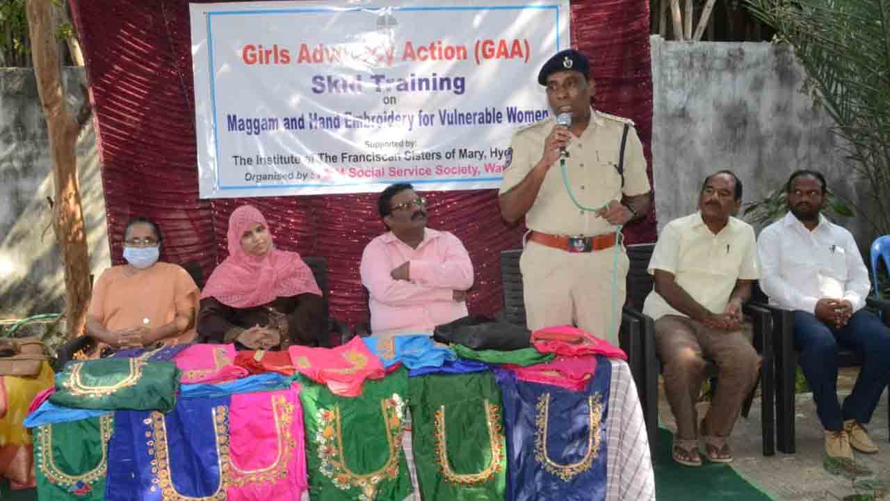 మహిళలు ఆర్థికంగా ఎదగాలి