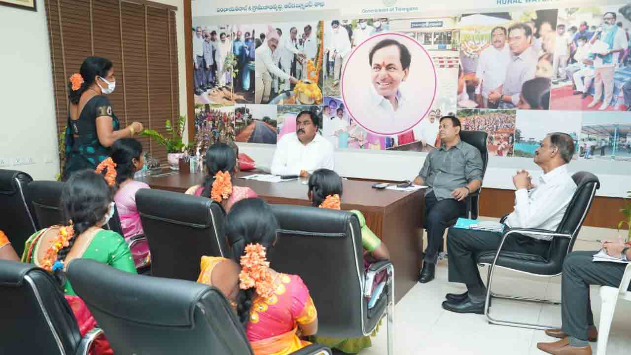 పేద మహిళలను సంపన్నులను చేయడమే లక్ష్యం : మంత్రి ఎర్ర‌బెల్లి ద‌యాక‌ర్ రావు