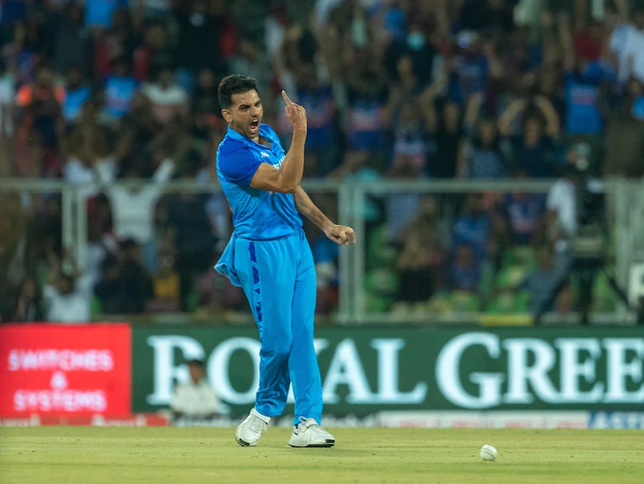 IND vs BAN | తొలి బంతికే వికెట్ తీసిన దీప‌క్ చాహ‌ర్‌.. క్రీజులో లిట్ట‌న్‌, అనాముల్‌