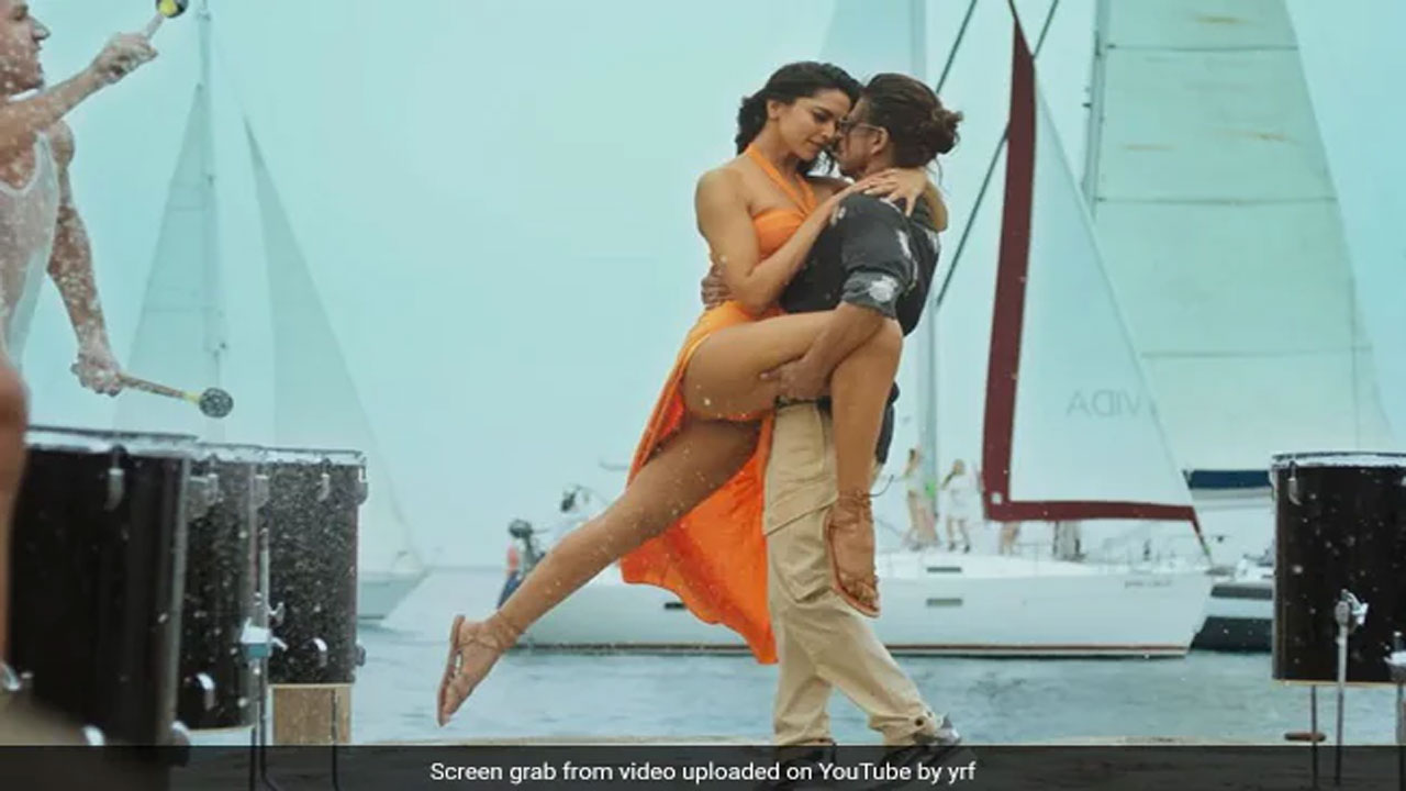 మీ కూతురుతో క‌లిసి ఆ సినిమా చూడండి.. షారూక్‌కు మంత్రి స‌వాల్‌