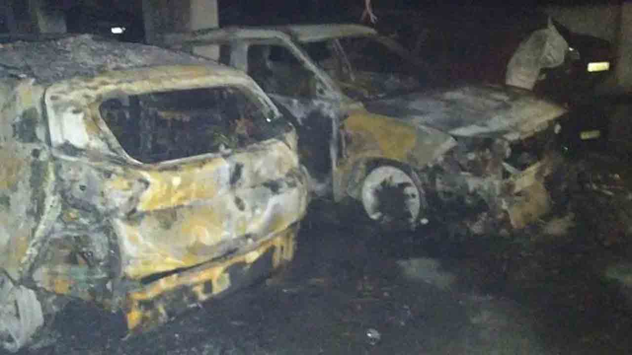 ఢిల్లీలో భారీ అగ్నిప్ర‌మాదం.. 21 కార్లు ద‌గ్ధం..