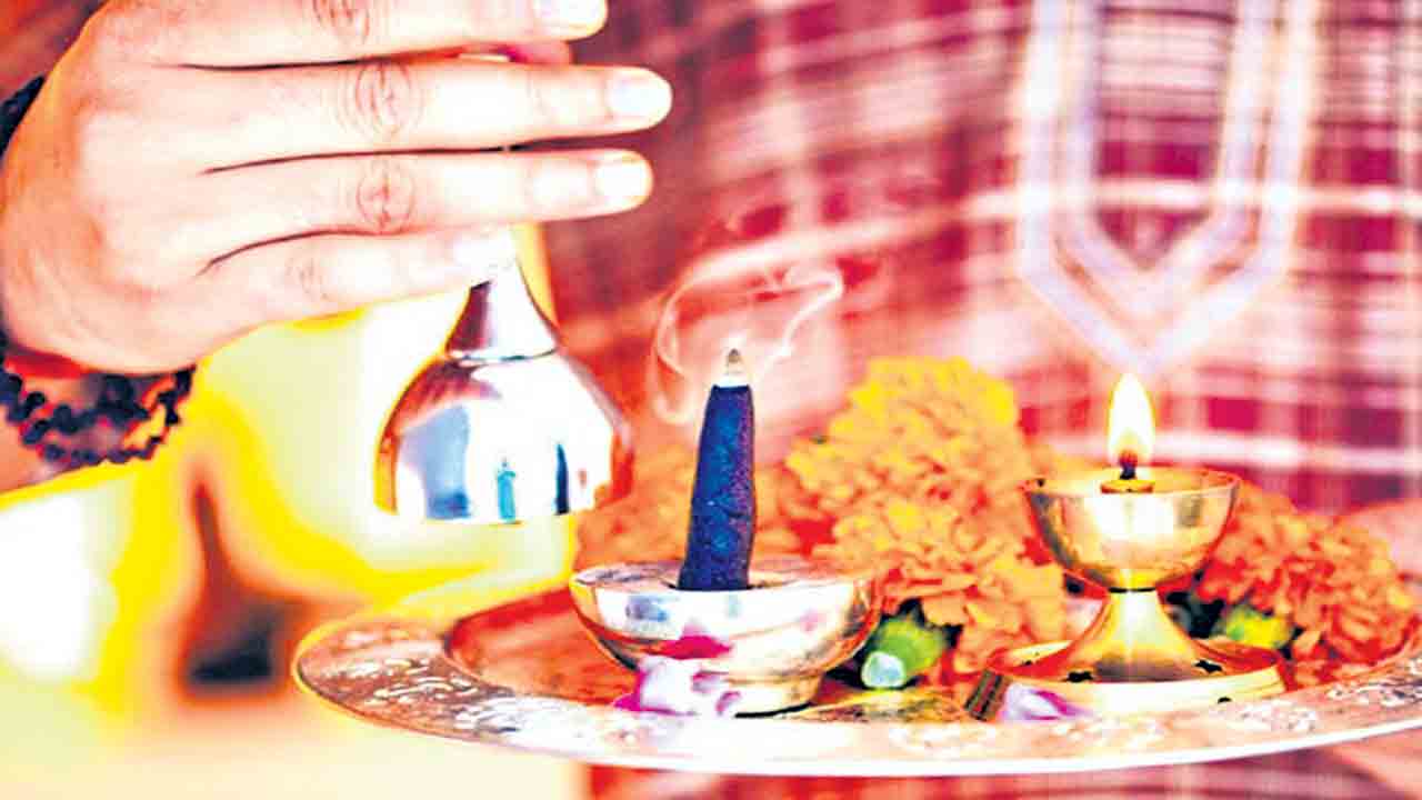 నిత్యపూజ తప్పనిసరైతేనే.. సాయంత్రం!