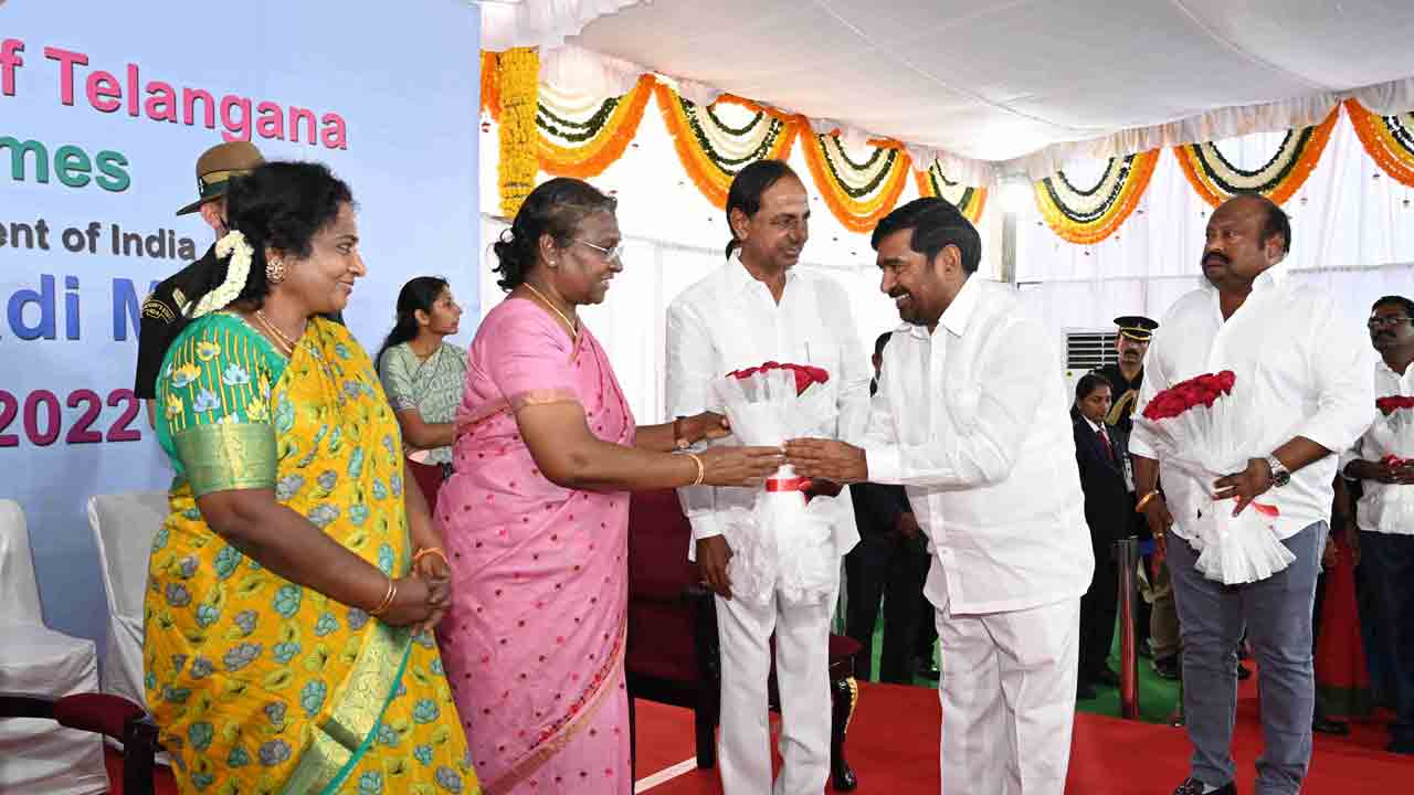 రాష్ట్రపతికి ఘన స్వాగతం