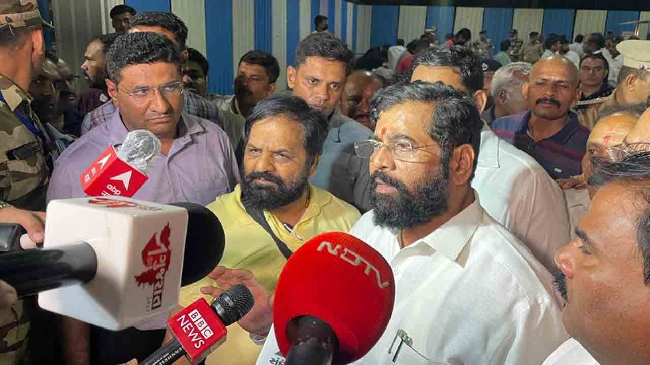 పేదల ఇండ్ల స్థలం ప్రైవేట్‌ వ్యక్తులకు!