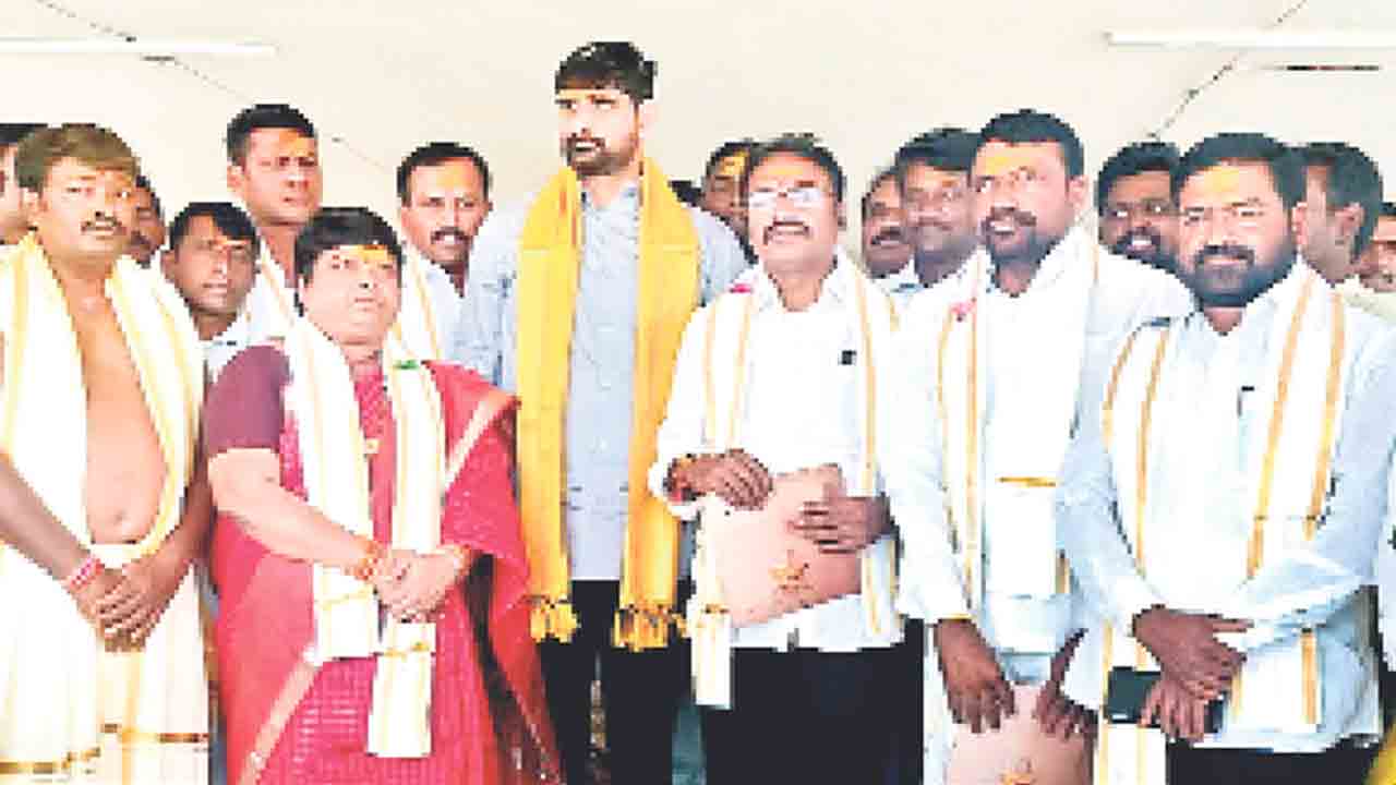 బండి, ఈటల అబద్ధాల కోరులు