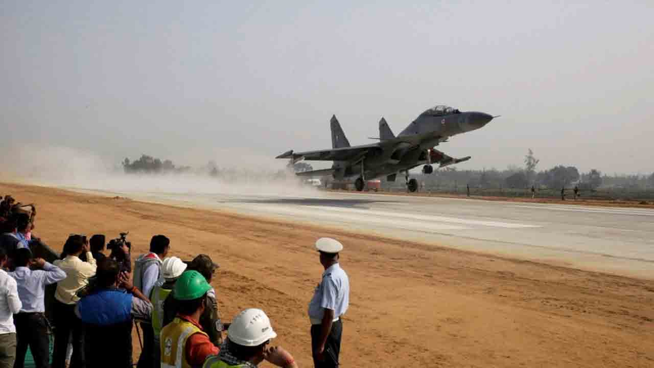 బాపట్ల జాతీయ రహదారి రన్‌వే పై దిగిన విమానాలు