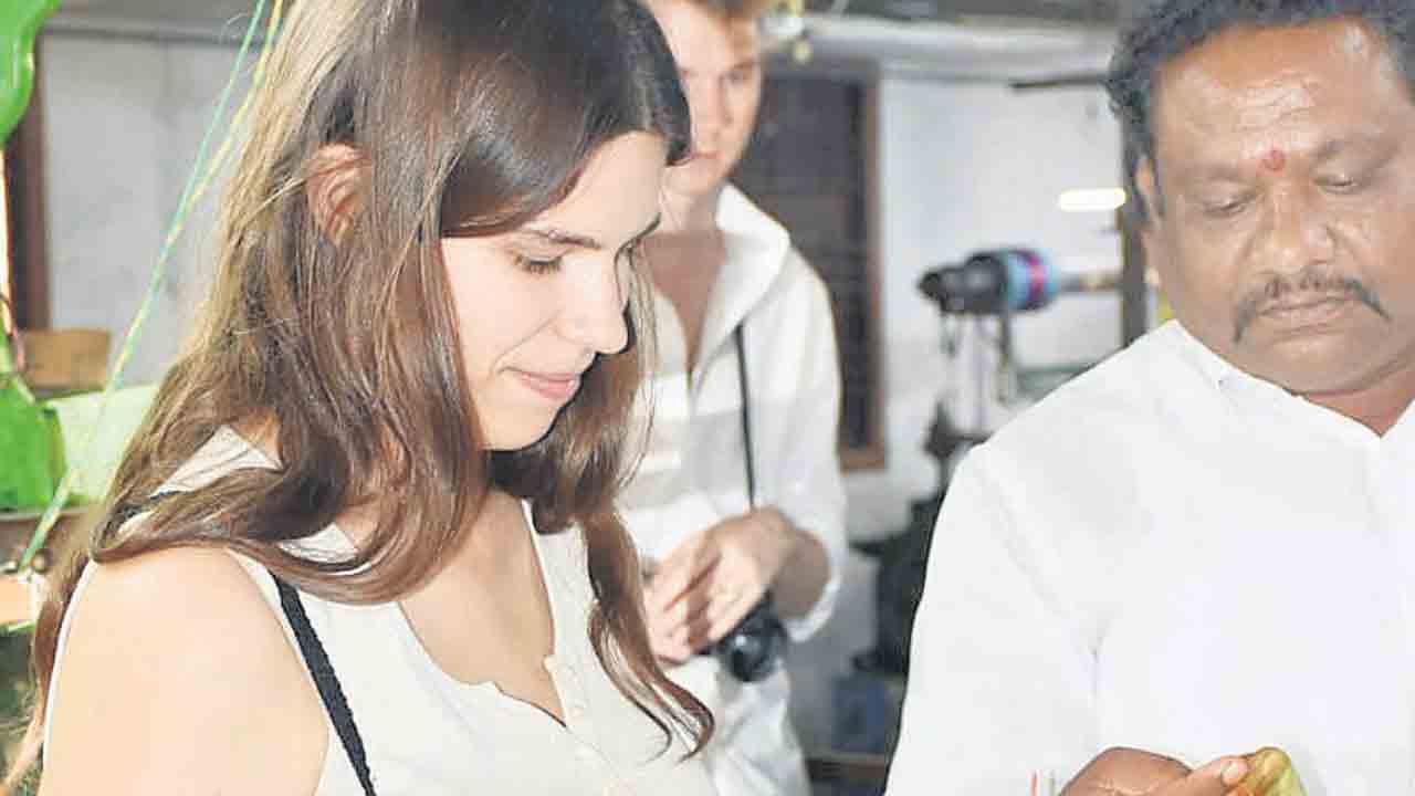 నేతన్న నైపుణ్యానికి కైరా ఫిదా