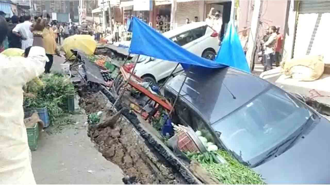 గోషామ‌హ‌ల్‌లో కుంగిపోయిన రోడ్డు.. కార్లు, ఆటోలు ధ్వంసం.. వీడియో