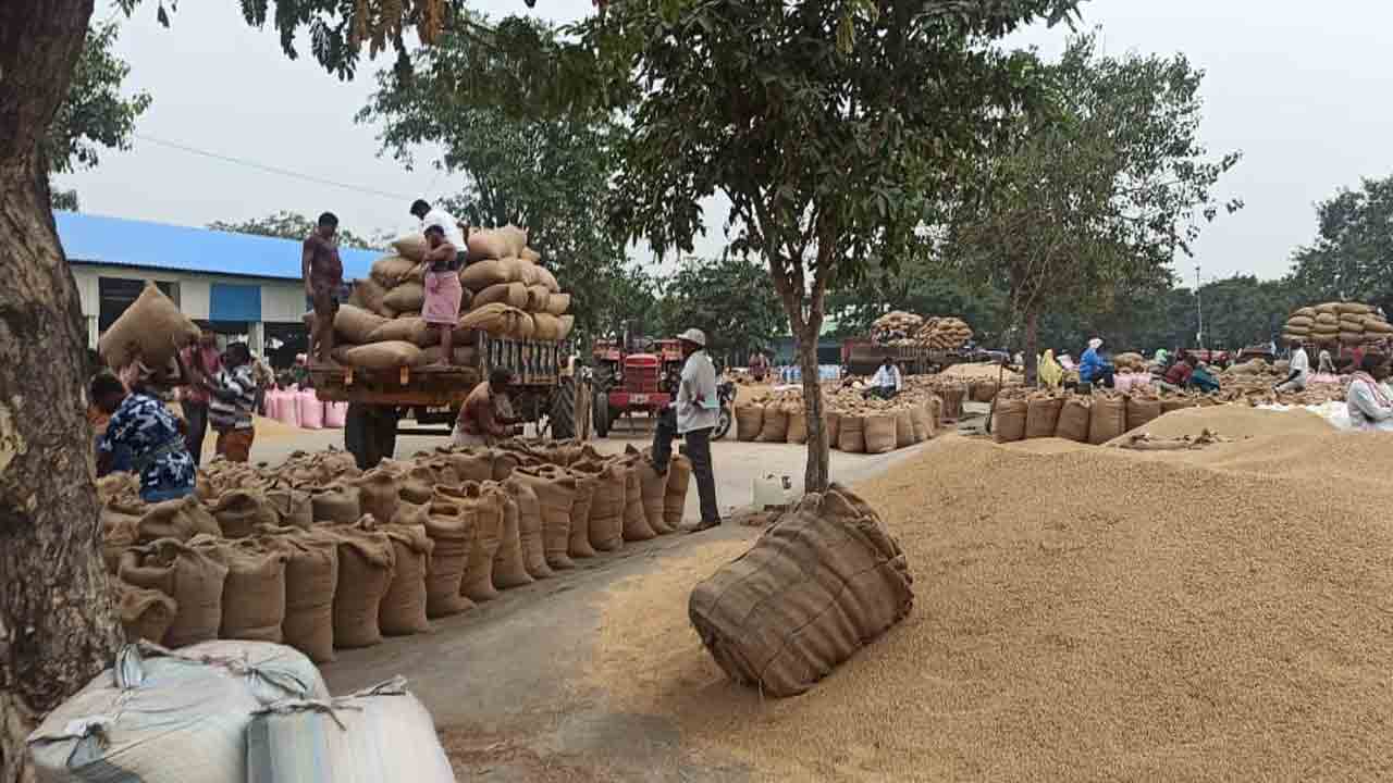సూర్యాపేట మార్కెట్‌కు పోటెత్తిన ధాన్యం