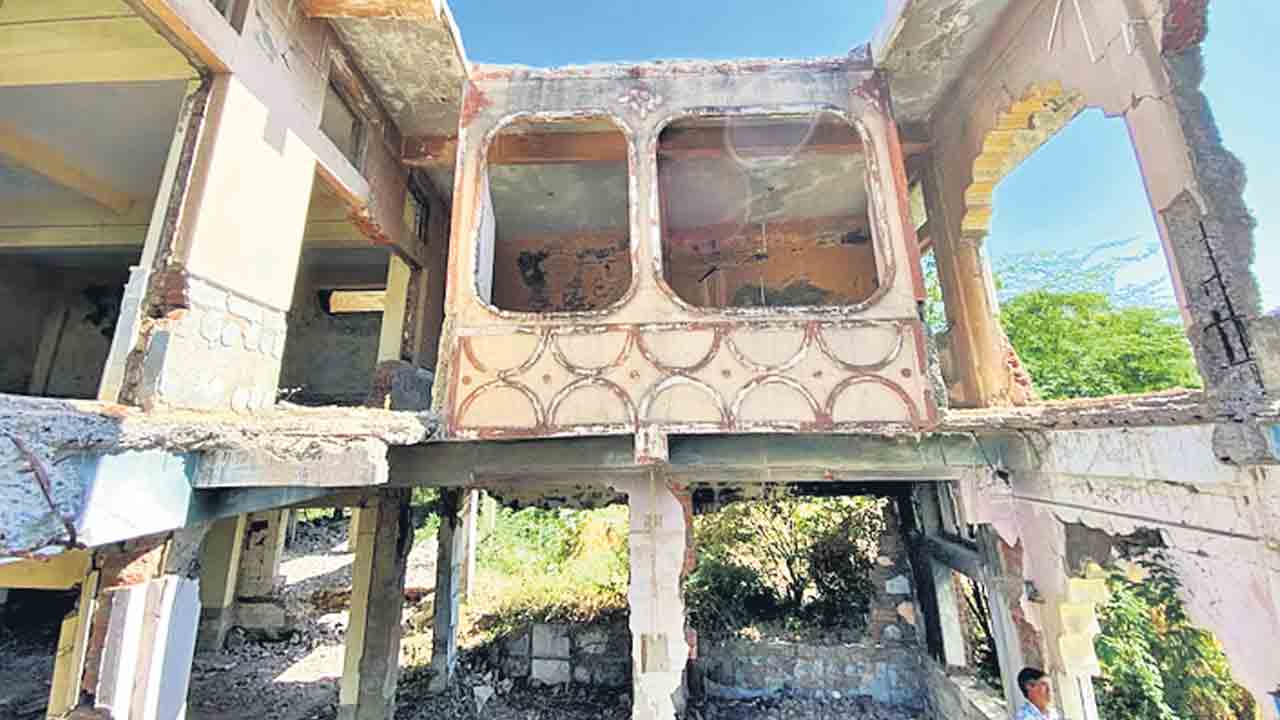 కచ్‌ భూకంపంలో ఇళ్లు కోల్పోయిన వారికి 22 ఏండ్లైనా గూడు కట్టియ్యలే!