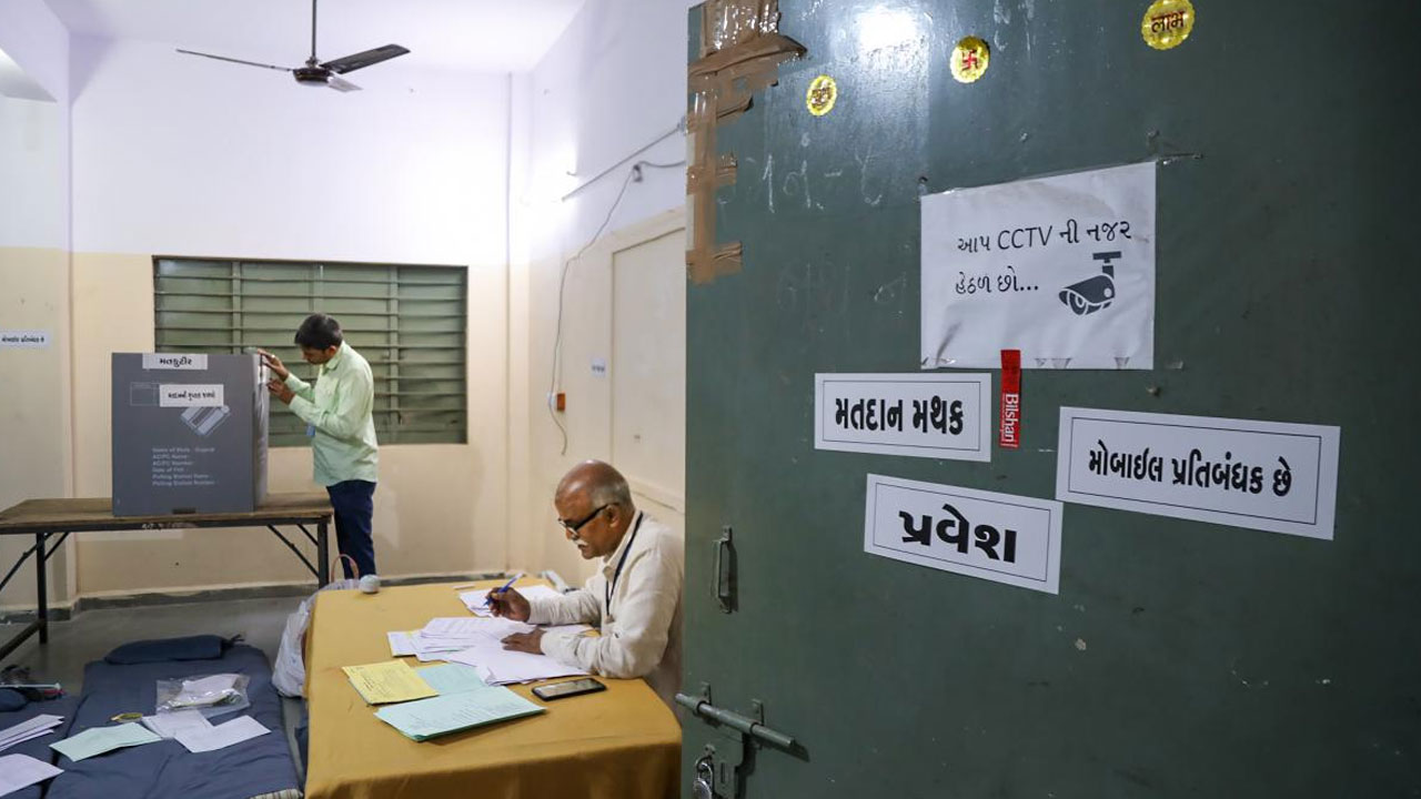 గుజ‌రాత్ పోరు : 89 స్ధానాల్లో కొన‌సాగుతున్న‌ తొలి విడ‌త పోలింగ్‌