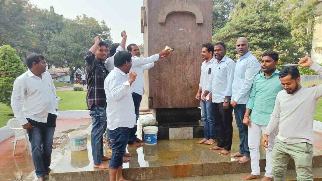 Gun Park | అమ‌ర‌వీరుల స్థూపానికి పాలాభిషేకం..