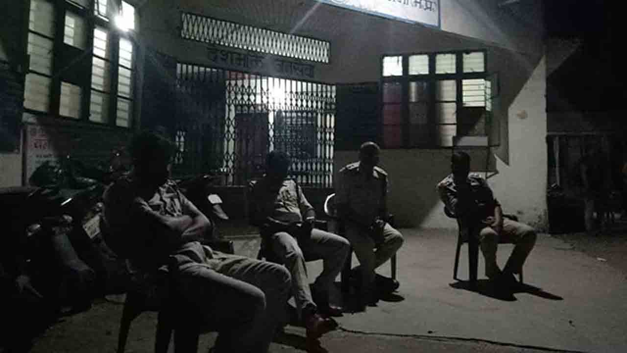 మ‌ద్యం మ‌త్తులో బ‌ట్ట‌లు విప్పేసిన కానిస్టేబుల్.. స‌స్పెండ్ చేసిన ఎస్పీ