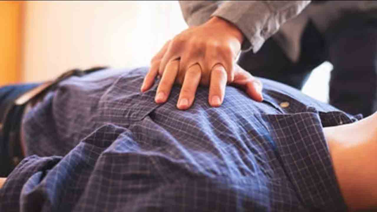 గుండెపోటుతో స్కూల్ బ‌స్సులో కుప్ప‌కూలిన బాలుడు