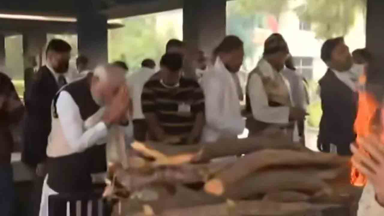 తల్లి ఒడిలో కౌగిలించుకున్న ప్రధాని మోదీ.. హీరాబున్ అంత్యక్రియలు ముగిశాయి