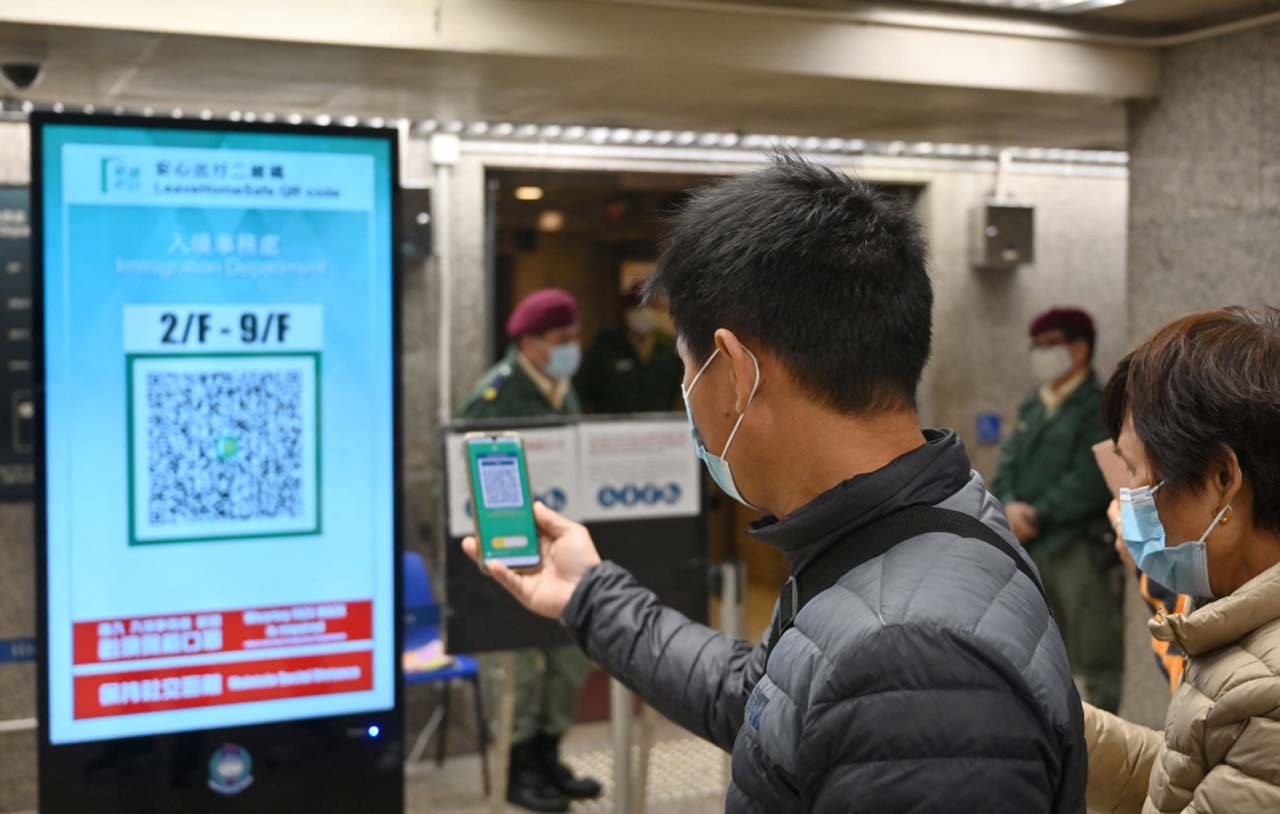 Hong Kong | విదేశీ ప‌ర్యాట‌కుల‌పై ఆంక్ష‌లు ఎత్తేసిన హాంకాంగ్.. రెస్టారెంట్ల‌లోకి కూడా అనుమ‌తి