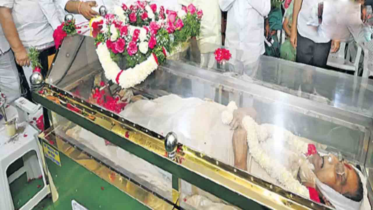 Kaikala Satyanaraya | మహా ప్రస్థానంలో కైకాల అంత్యక్రియలు.. తరలి వచ్చిన సినీ, రాజకీయ లోకం..!