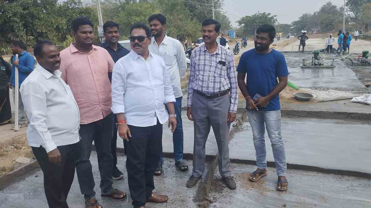 రోడ్డు పనుల్లో వేగం పెంచాలి