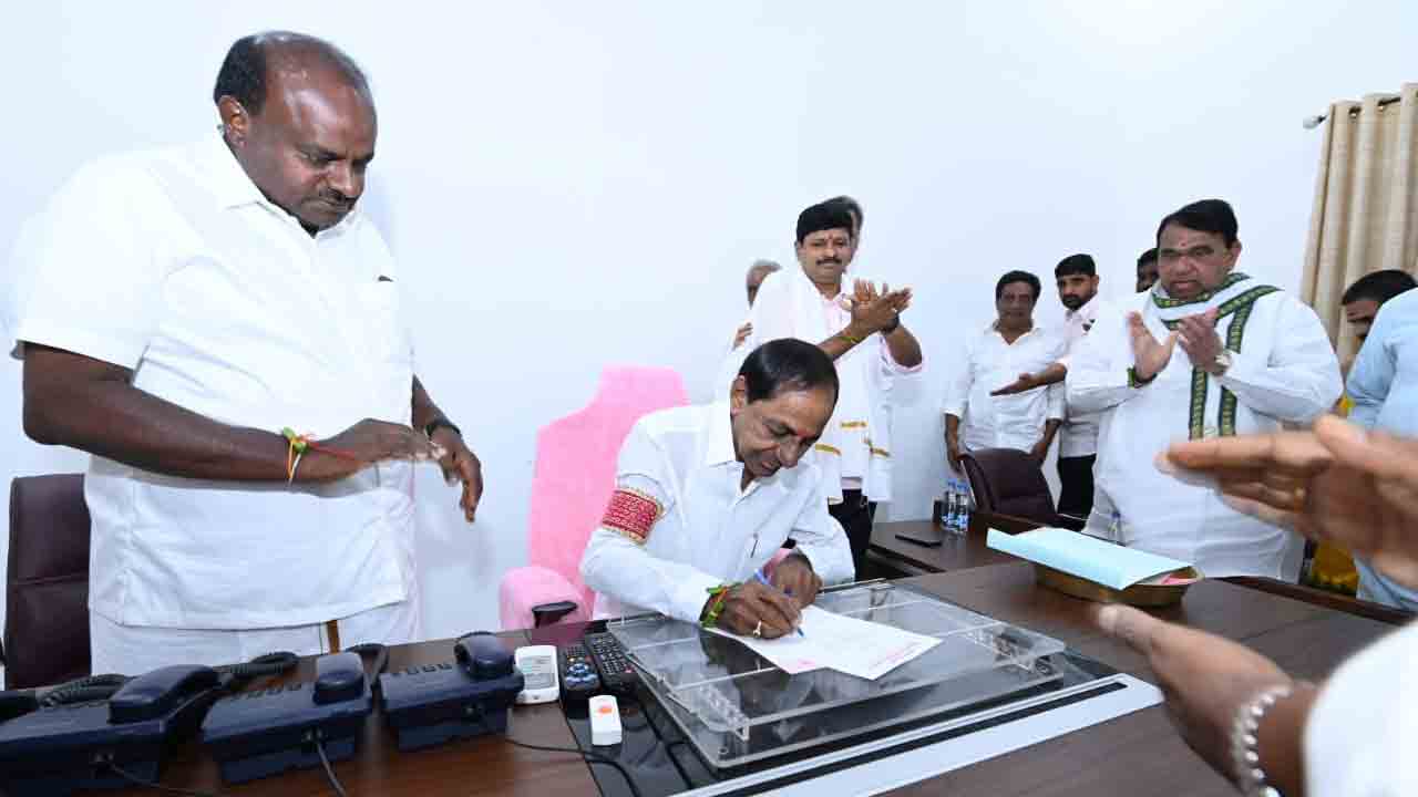 బీఆర్ఎస్ ప‌త్రాల‌పై సంత‌కం చేసిన సీఎం కేసీఆర్