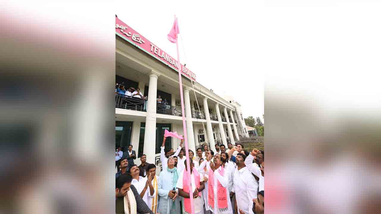 బీఆర్ఎస్ జెండాను ఆవిష్క‌రించిన సీఎం కేసీఆర్